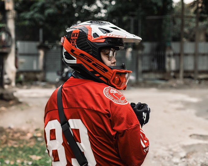 Mũ cào cào có thiết kế mạnh mẽ và thoáng khí, nhưng liệu khi sử dụng để đi phố hằng ngày có thực sự tiện lợi và phù hợp?